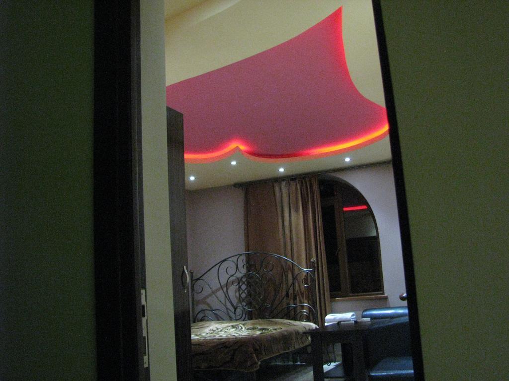 Princ Plaza Hotel Jereván Szoba fotó