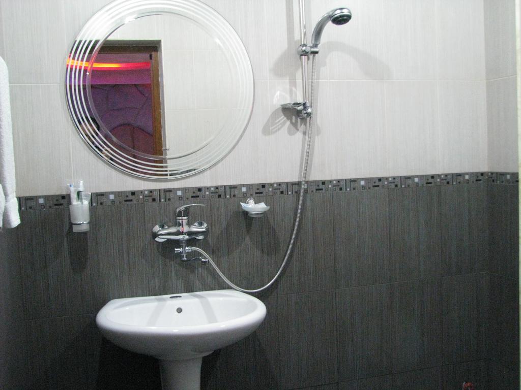 Princ Plaza Hotel Jereván Szoba fotó